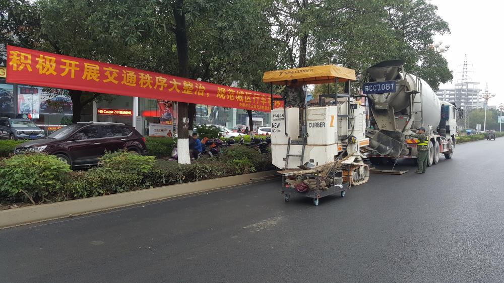 為什么說(shuō)路緣石滑模機(jī)是混凝土滑模攤鋪的好幫手呢？