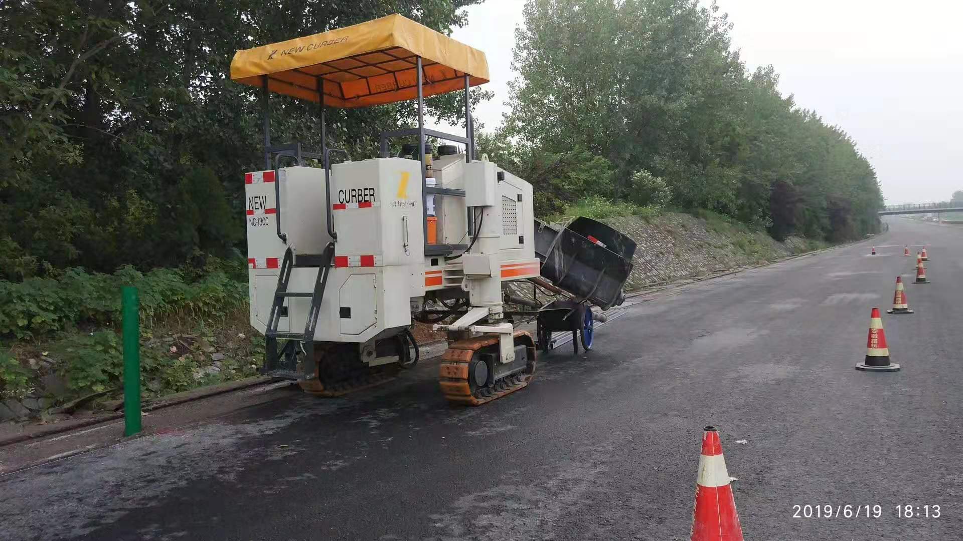 路緣石滑模機(jī)技術(shù)正在不斷創(chuàng)新，從而提高施工質(zhì)量及效率