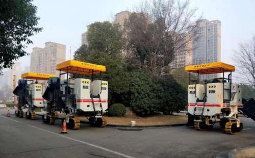 作為公路施工中的重要路面機(jī)械，混凝土路緣石滑模攤鋪機(jī)必須跟上時(shí)代步伐