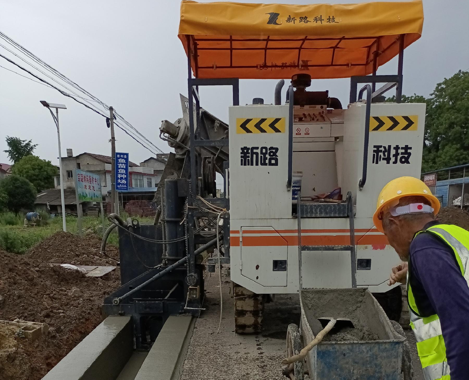 G353慈利至張家界城區(qū)公路排水溝滑模一次性成型，滑模施工效率高