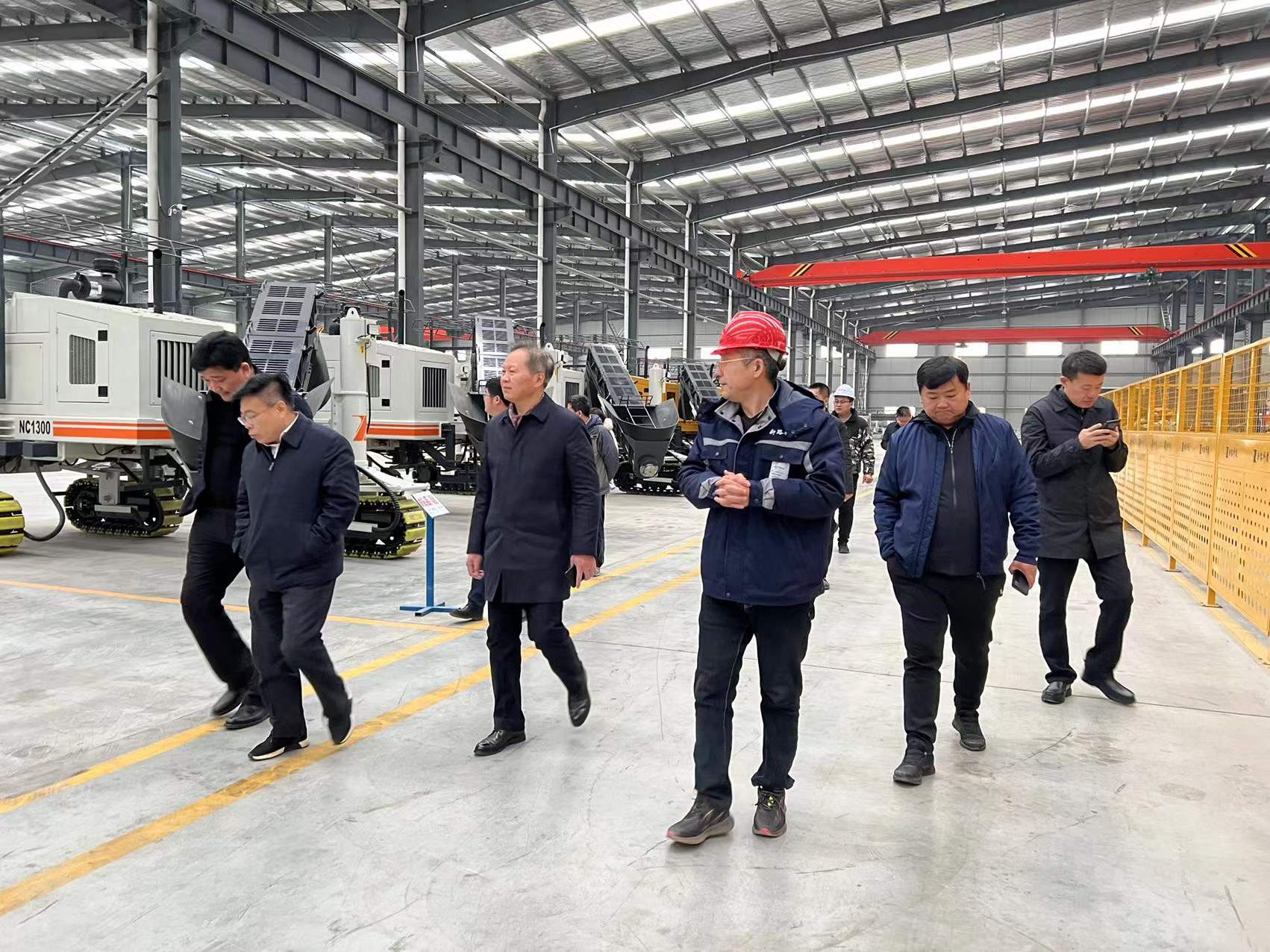熱烈歡迎徐州市委市政府、淮海國際港務(wù)區(qū)、柳新鎮(zhèn)一行領(lǐng)導(dǎo)來我司參觀考察工作